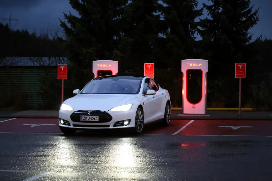 découvrez comment recharger votre tesla facilement avec les solutions de location de véhicules électriques hertz. profitez d'une expérience de conduite durable et sans tracas grâce à nos bornes de recharge accessibles et performantes.
