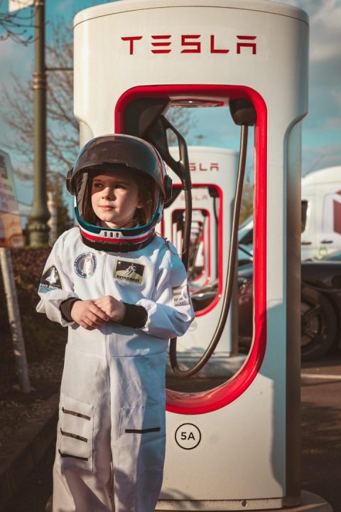 découvrez tesla fsd, la technologie de conduite autonome avancée qui révolutionne l'expérience de conduite. explorez ses fonctionnalités, avantages et comment elle transforme votre quotidien sur la route.