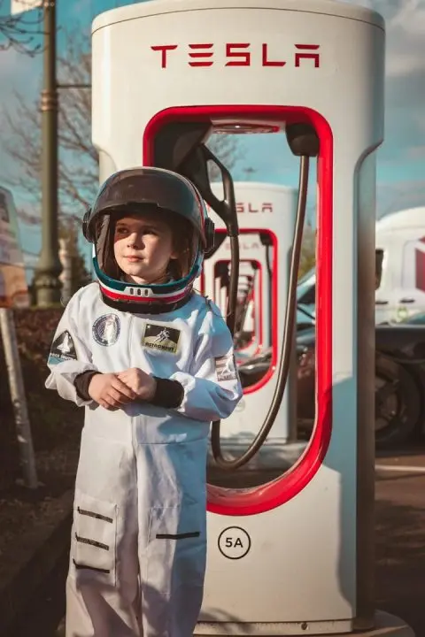 découvrez tesla fsd, la technologie de conduite autonome avancée qui révolutionne l'expérience de conduite. explorez ses fonctionnalités, avantages et comment elle transforme votre quotidien sur la route.