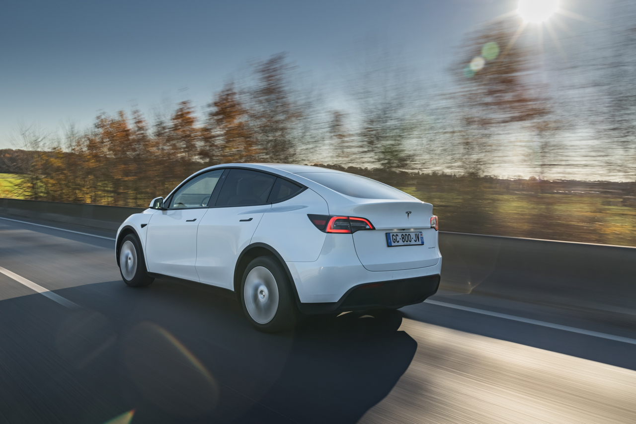 découvrez la tesla model y autonome qui fera son apparition en juin. plongez dans l'avenir de la conduite avec la technologie de pointe de tesla, offrant une expérience de voyage fluide et sécurisée grâce à son autonomie avancée.